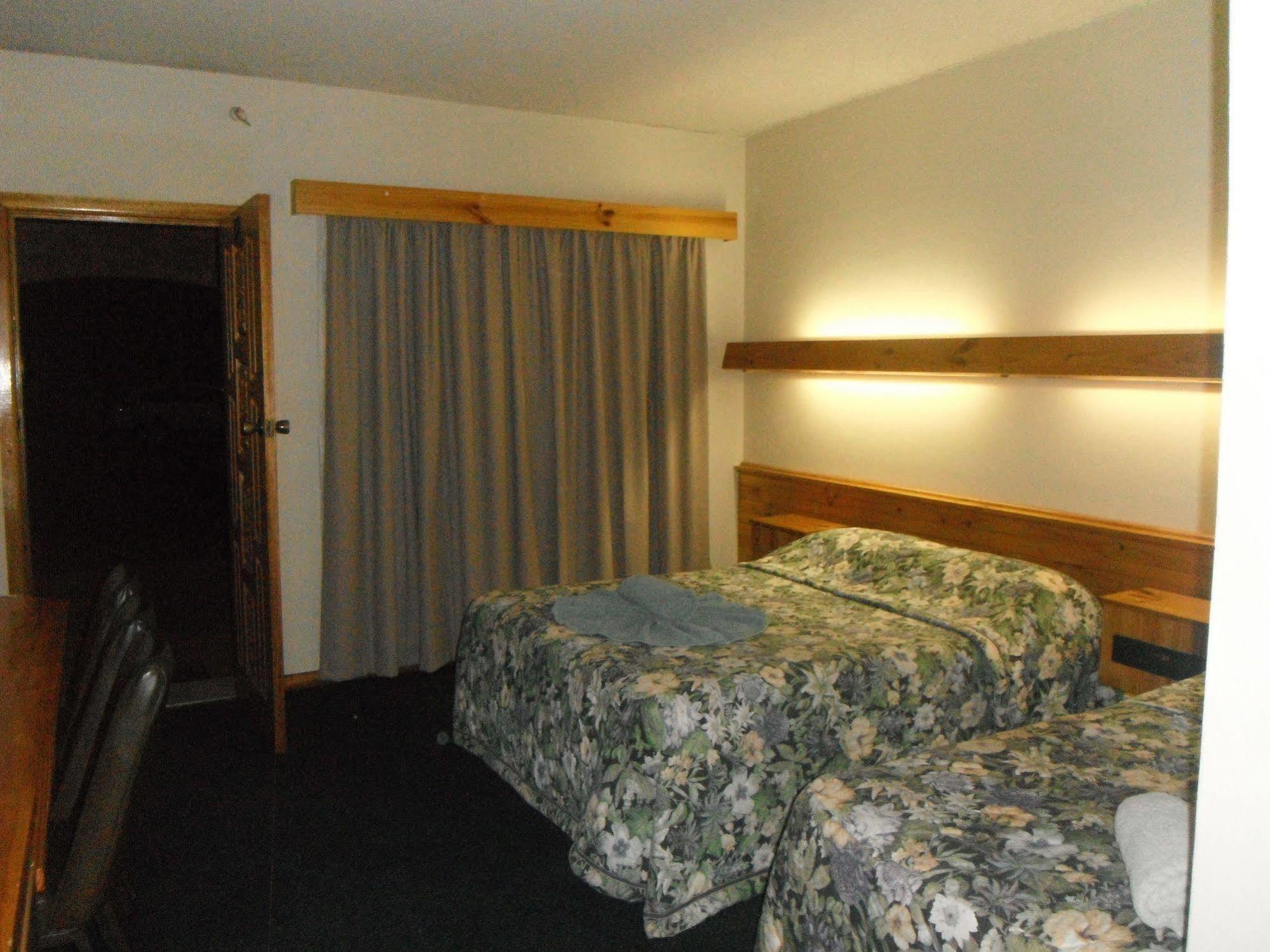 Coomacountry Club Motor Inn Exterior photo